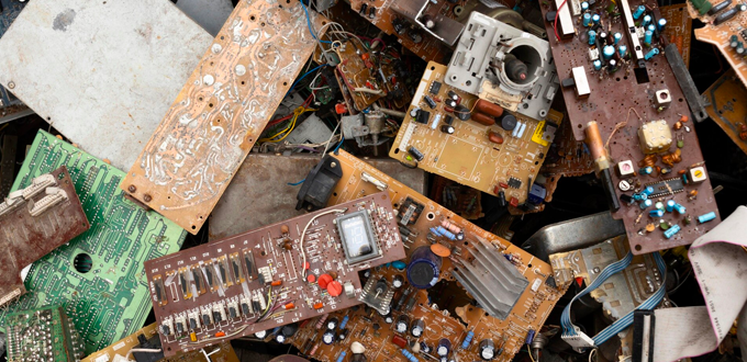 Residuos informáticos convertidos en computadoras útiles